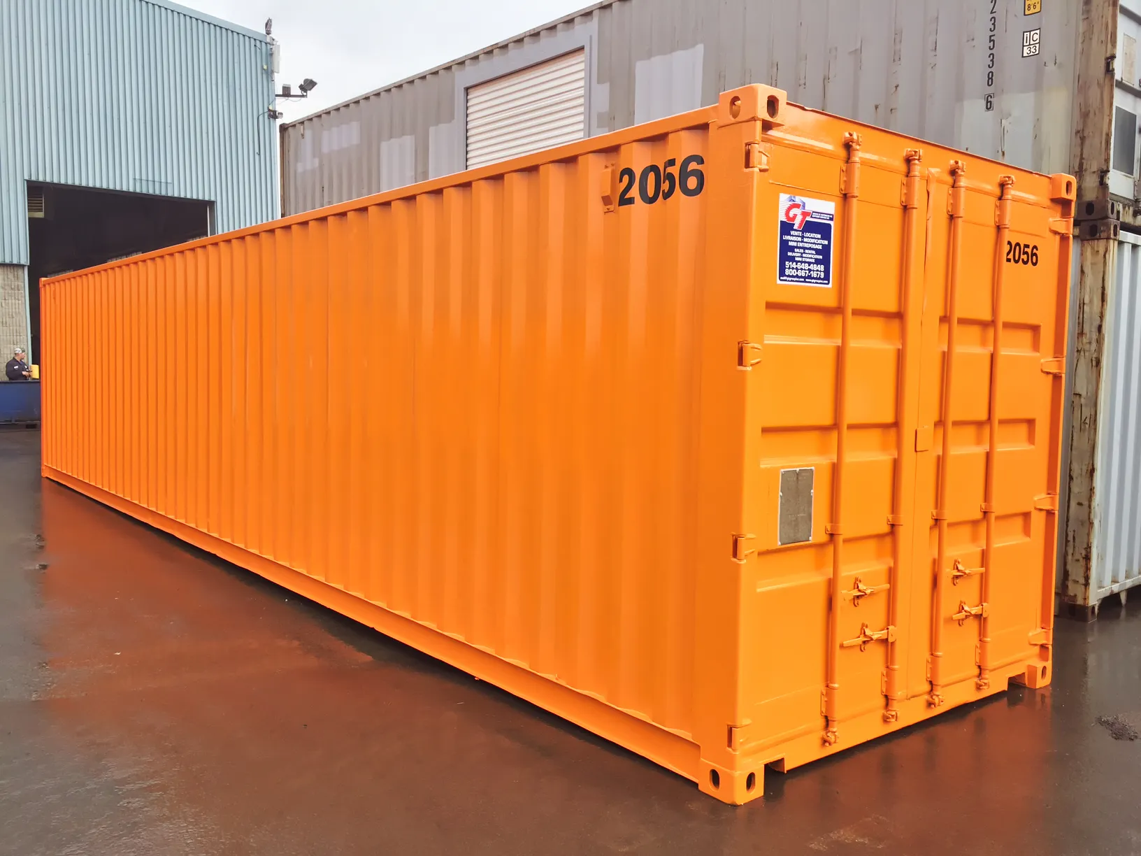 Un conteneur neuf orange de 40 pi devant l’atelier de GT Group