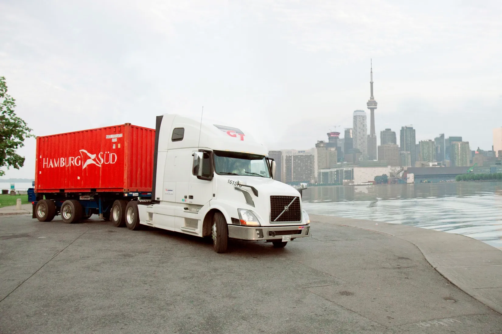 Véhicule tracteur de GT Intermodal attelé à un châssis porte-conteneur