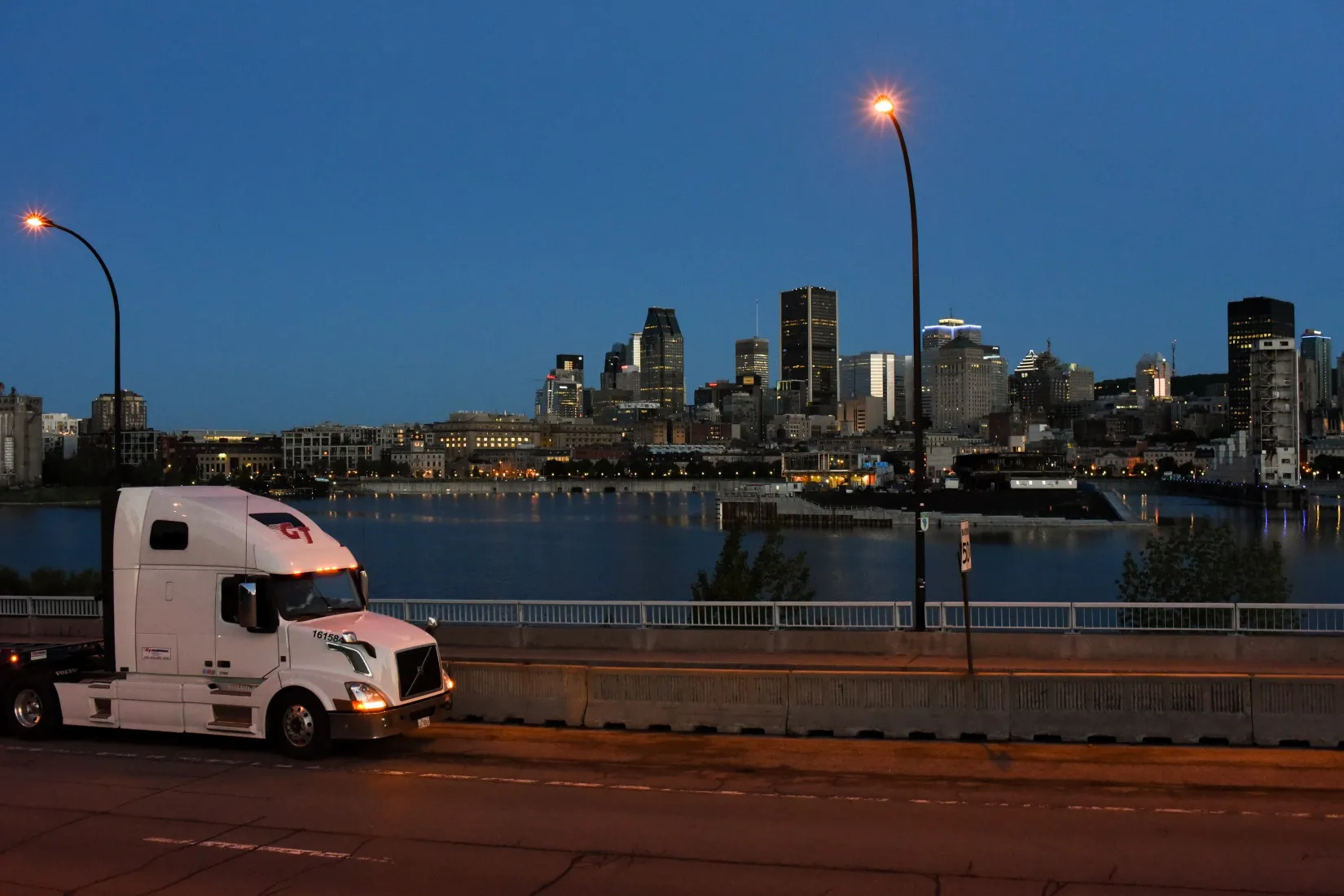 Véhicules tracteurs de GT Intermodal alignés au terminal